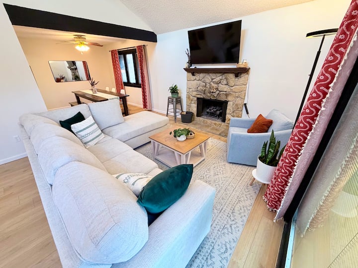 World Cup Sleeps 8 • 5 Min Trolly • 20 Min Stadium - Lake Waukomis, MO