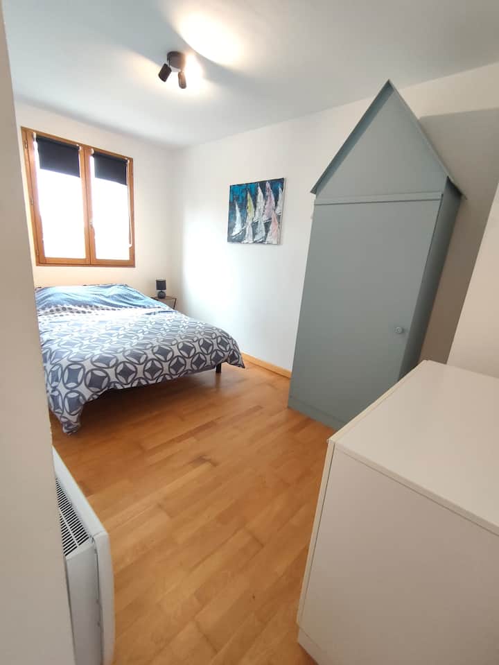 למעלה - חדר שינה כחול - מיטה 140 ס"מ