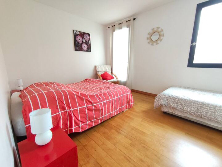 למעלה - חדר שינה אדום - מיטה אחת 140 ס"מ ומיטה אחת 90 ס"מ