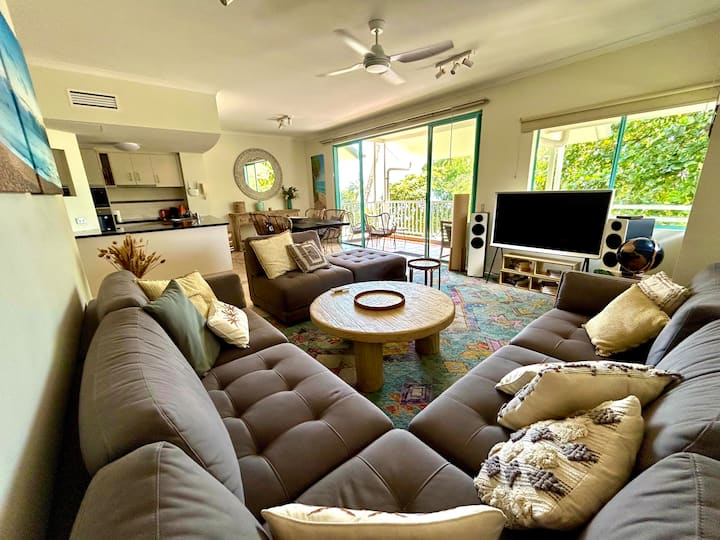 The Beachfront 3br Seaview Apartment On Waterfront - Trinity Beach