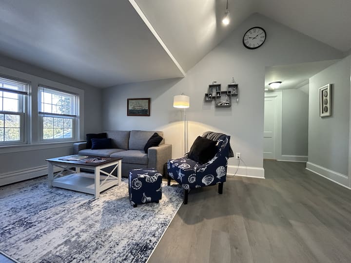 Peaceful Edgewood Escape - 1 Br/3rd Floor - Barrington, RI