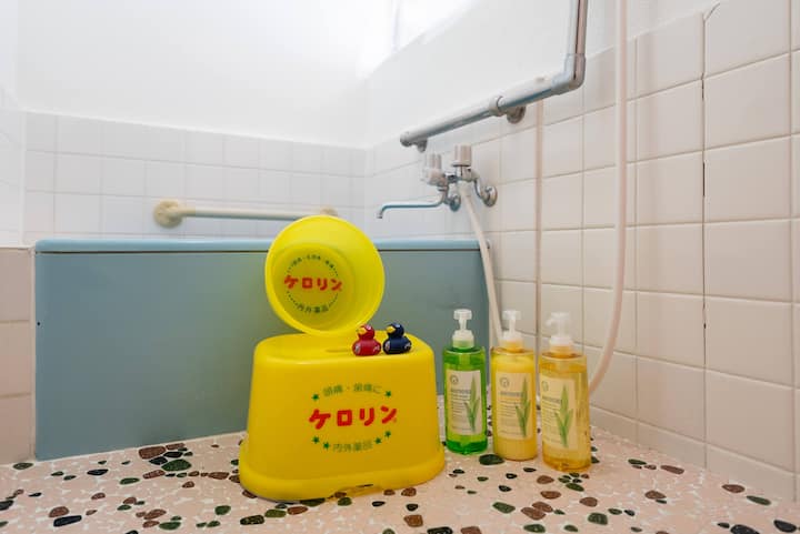 昔懐かしケロリンです。タイルの床と水色の浴槽と、あと手すりがあちこちにございます。