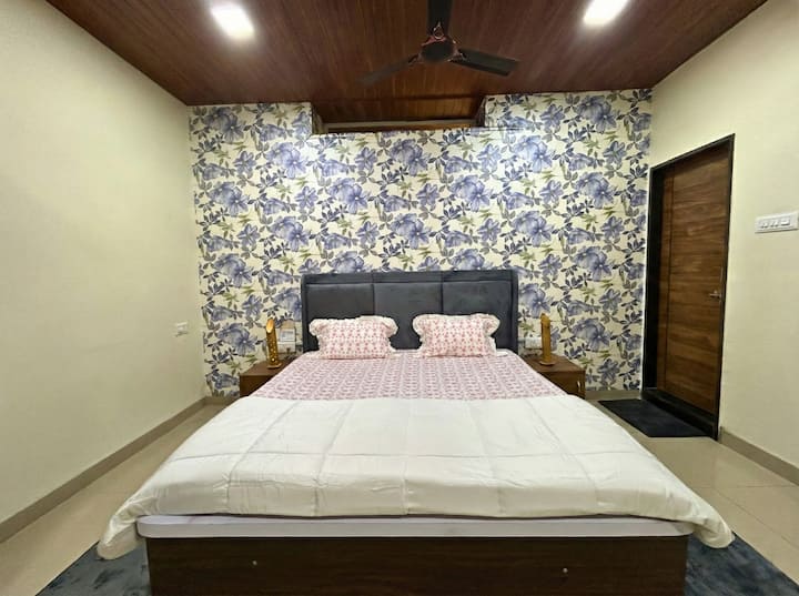 Chumba chenye kitanda 2 cha King na Matandiko na blanketi asilia na yenye starehe