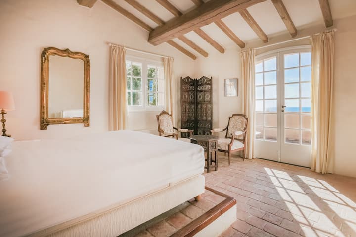 Chambre double, salle de bain privative et terrasse.