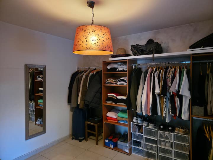 Espace dressing que nous adapterons en chambre si vous êtes 10 voyageurs.
Cette pièce est en enfilade avec la chambre du rez-de-chaussée.