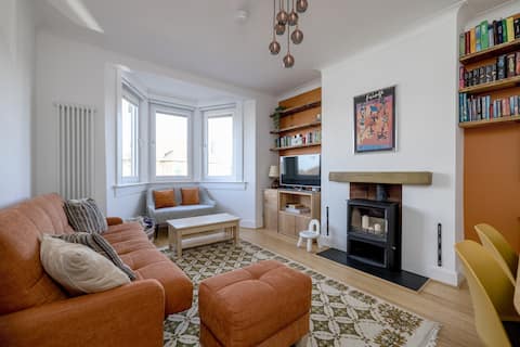 Top performing Airbnb: Quiet 3 Bed Edinburgh House near Airport & Parking in Drum Brae & Gyle