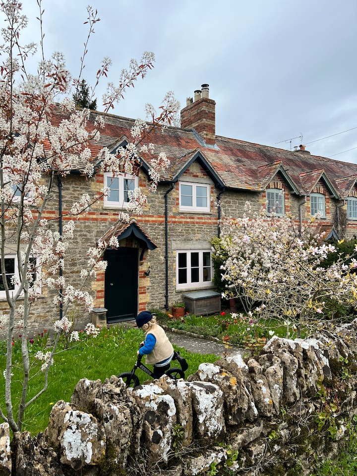 Light Filled, Spacious Somerset Country Cottage - Sherborne