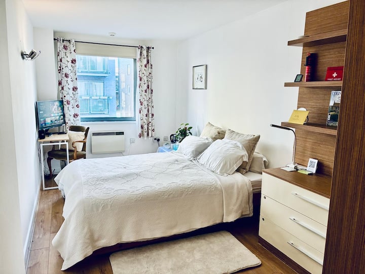Quiet Ensuite Room In London - Steps From Dlr - Northern Ireland