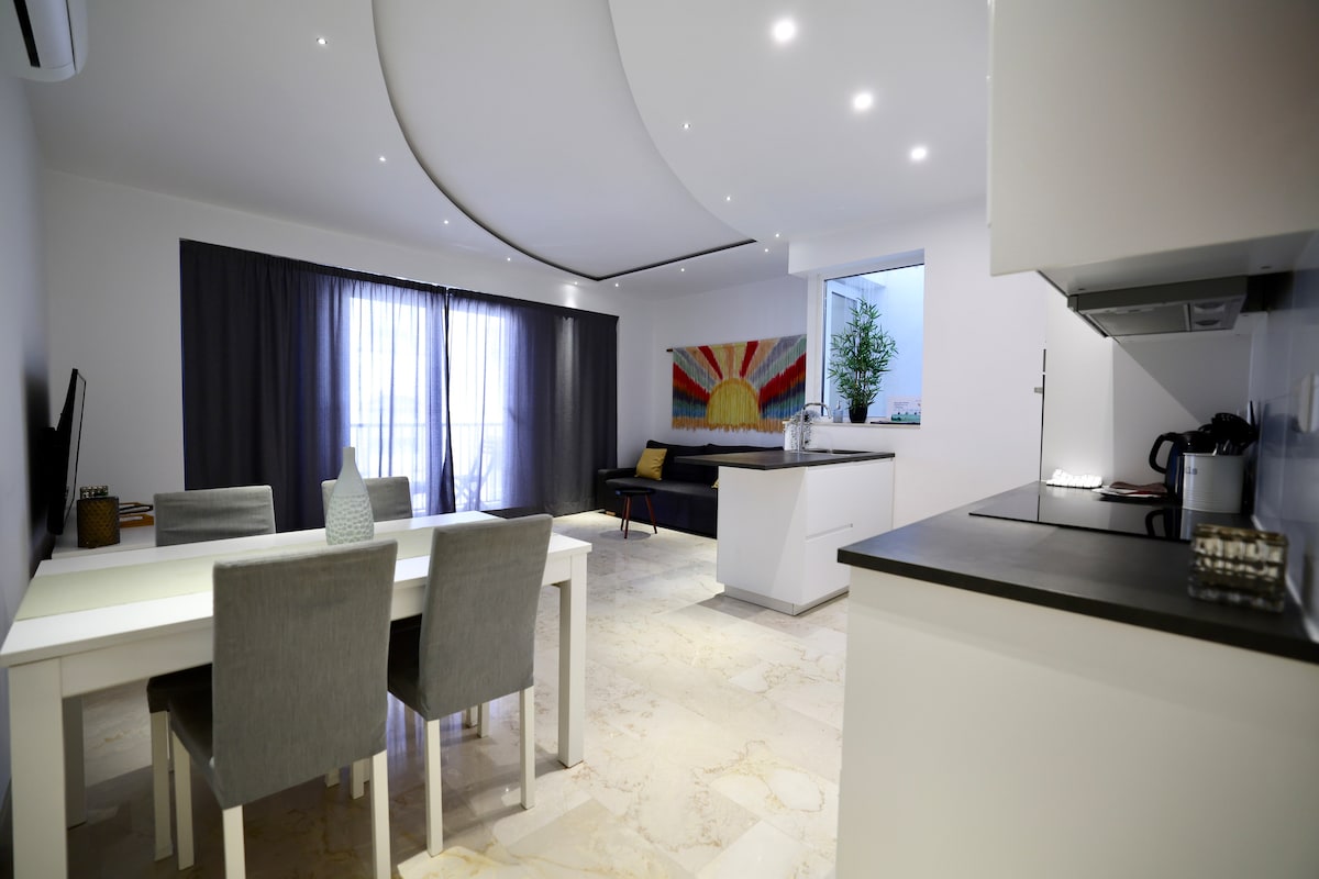 Stay in the Heart of St Julian’s 11A