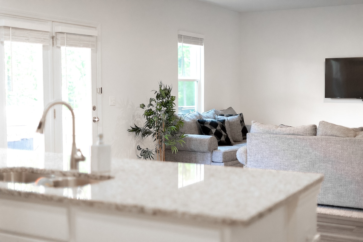 2BR Guest Suite •Private Bath • Near Chatue Elan