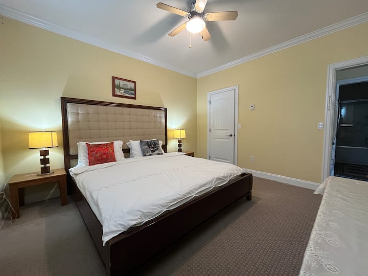 A 01 Independent  Semi-basement King's Bed - Surrey, BC