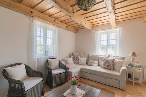 Popular Airbnb listing: Kolorlokál by Facsiga Winery in Marcali