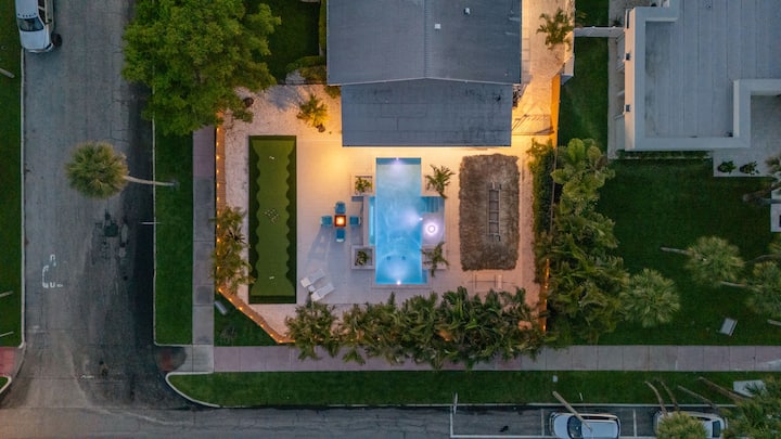 St. Armands Oasis | Pool, Tiki & Putting Green - Sarasota, FL