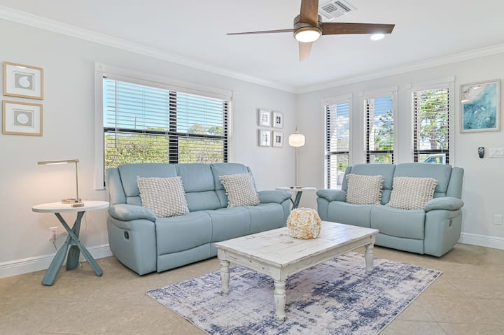 The Salty Stay. Minutes From Your Toes In The Sand - Bonita Springs, FL