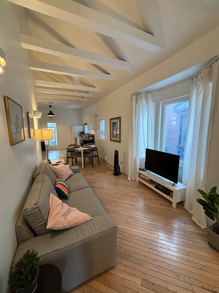 Live Like A Local: Walkable 2 Br On The Danforth - Toronto