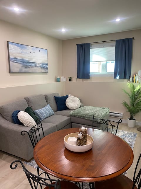 Popular Airbnb listing: 5 Star - Aspen Suite Escape - Comfy, Cozy Unique in University Heights Sector