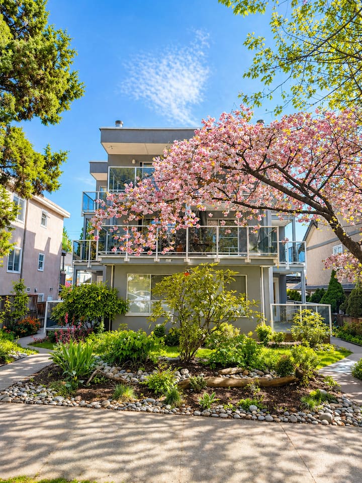 Modern East Van Hub | Family Ready + Crib - Vancouver