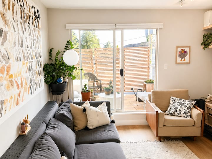 Modern East Van Hub | Great Location! - Vancouver