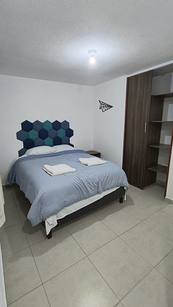 Hoofdslaapkamer met queensize bed