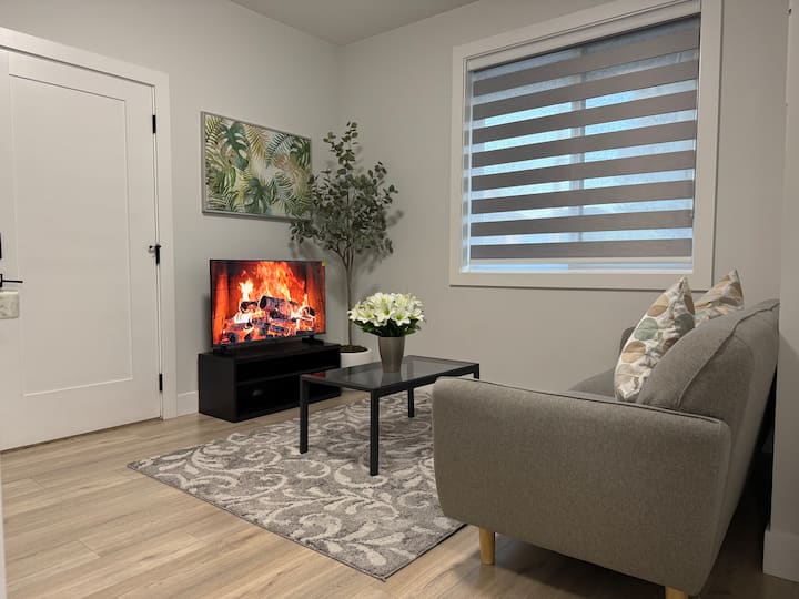 Modern King Suite: Private Entry & Full Kitchen - Abbotsford