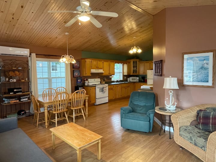 2br House, 4 Min Walk To Parlee - Shediac