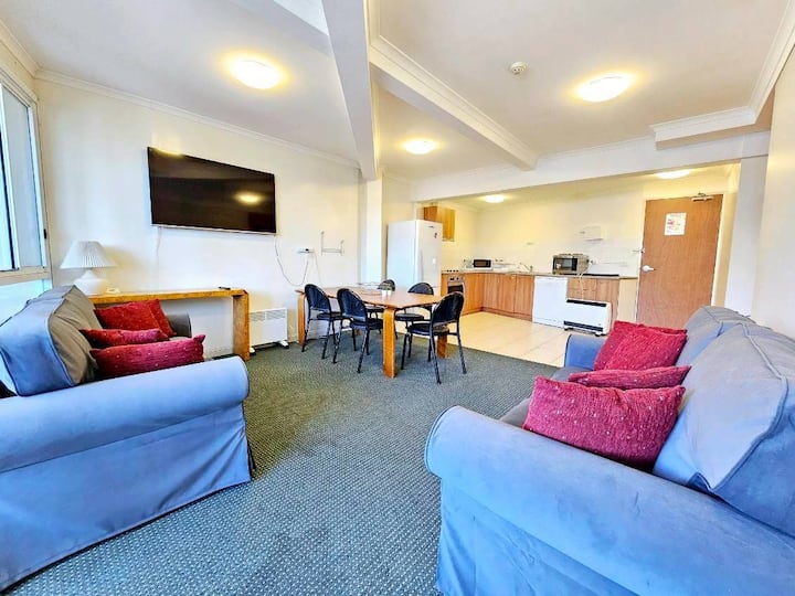 Room 20 :2 Br Apt/4 Beds, Spa Bath & Cozy Getaway - ジンダビン