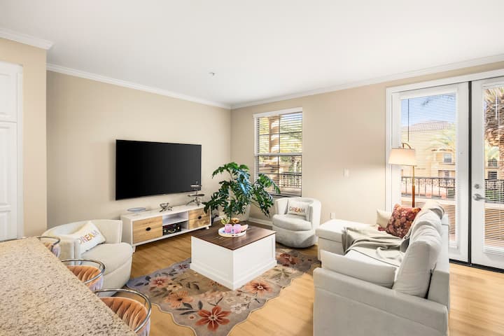 Modern Cozy Pool View The Park Apartment Spectrum - Laguna Hills, CA