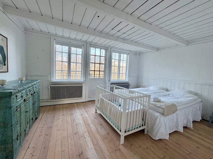 Sovrum med två 80 cm sängar som kan användas som enkelsängar eller sättas ihop till en dubbelsäng. Inkluderar en barnsäng och förvaringsutrymme med lådor och skåp, vilket gör rummet särskilt lämpligt för familjer.
