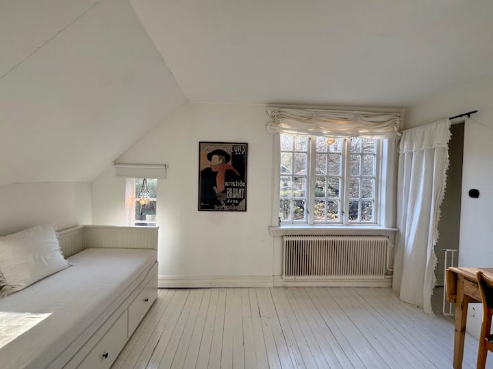 Sovrum med ett litet skrivbord och en utdragbar säng (2 × 80 cm). Rummet är anslutet till köket via en trappa utan dörr, vilket gör det särskilt lämpligt för barn eller ett barn och en förälder.