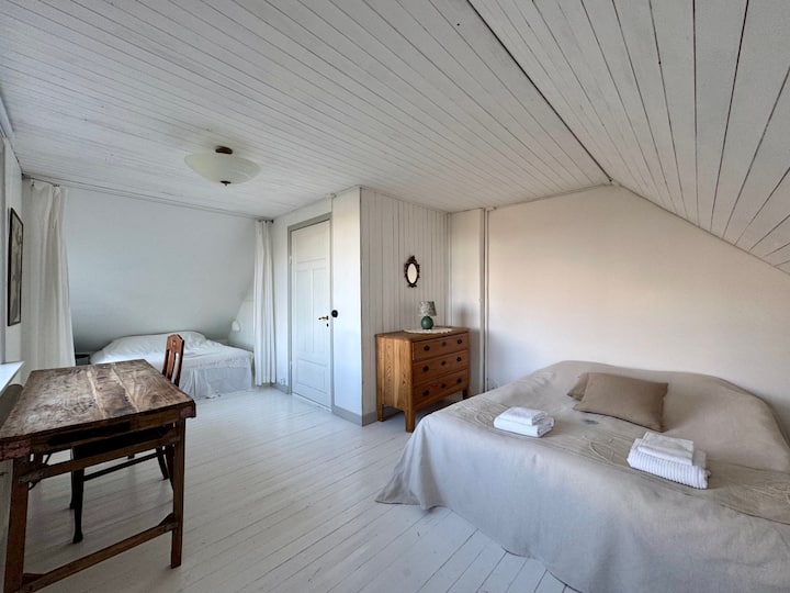 Sovrum med en 160 cm dubbelsäng och en 120 cm enkelsäng, ett skrivbord och en byrå. En extra bärbar spjälsäng finns tillgänglig (i källaren) om du reser med två spädbarn.