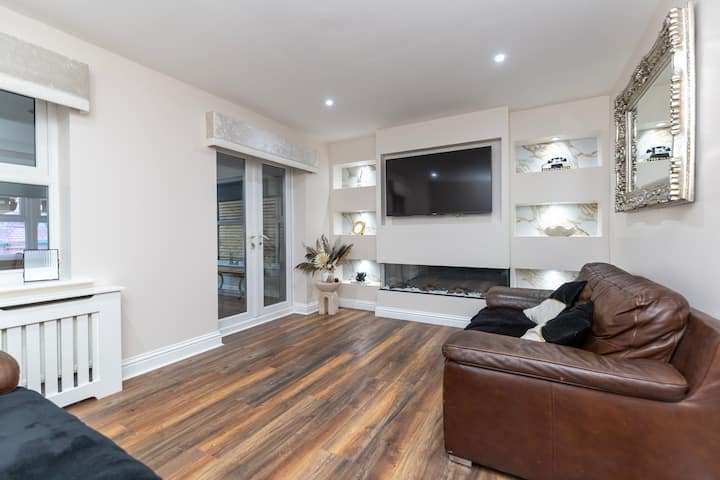 Spacious 4br Home | Garden | Parking | Sleeps 7 - Bishop Auckland
