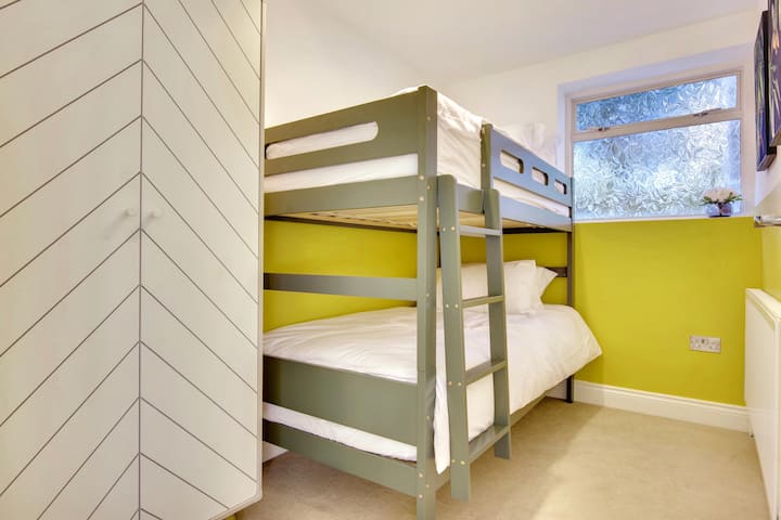 เตียงสองชั้นพร้อมที่นอนเดี่ยวขนาดมาตรฐาน 