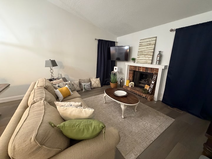 Cozy Kc Townhome | Pool Access | World Cup Ready - Parkville, MO