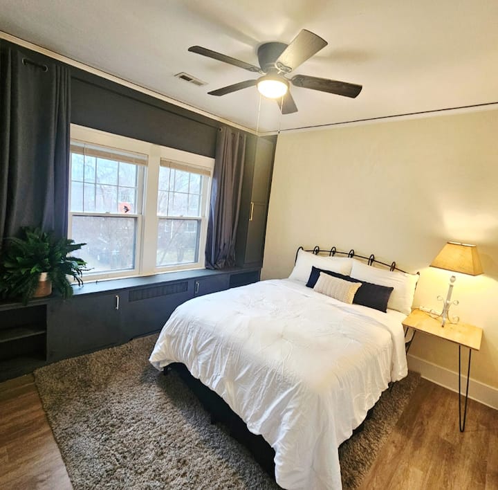 Dormitorio 3 - Cama tamaño queen, estación de carga, 2 ventanas, espejo de cuerpo entero, WiFi, espacio de almacenamiento, ventilador de techo y luz, mesita de noche y lámpara