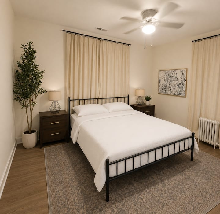 Dormitorio 2: cama tamaño king, varias estaciones de carga, 2 ventanas, espejo de cuerpo entero, WiFi, espacio de almacenamiento, ventilador de techo y luz, TV inteligente, WiFi, escritorio/área de maquillaje, 2 mesitas de noche y 2 lámparas