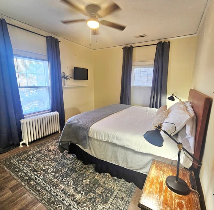 Dormitorio 1: cama tamaño king, varias estaciones de carga, 2 ventanas, espejo de cuerpo entero, WiFi, espacio de almacenamiento, ventilador de techo y luz, TV inteligente, WiFi, escritorio y área de maquillaje, mesitas de noche y lámparas