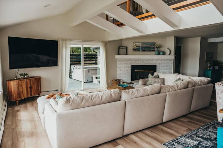 A Luxe Lakefront Retreat W/ Hot Tub, Dock & Kayaks - Portage Lakes, OH