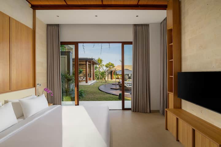 Cloud Nine Ungasan features five bedrooms for up to 10 guests, each with its own ensuite bathroom. Three bedrooms offer king beds, while two bedrooms can be set up with twin beds. 
