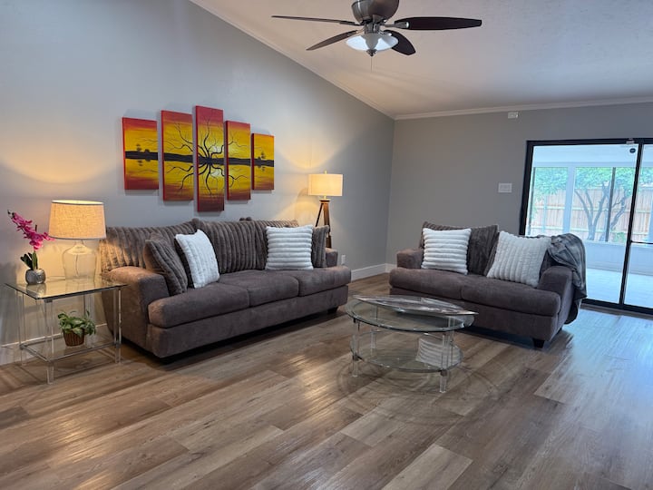 Spacious Park Forest Oasis: Large Yard & Sunroom - Plano, TX
