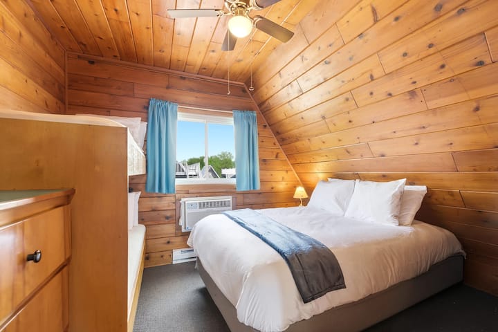 Chalet #25 Walk To Beach Chalet & Resort Amenities - Stevensville, MI