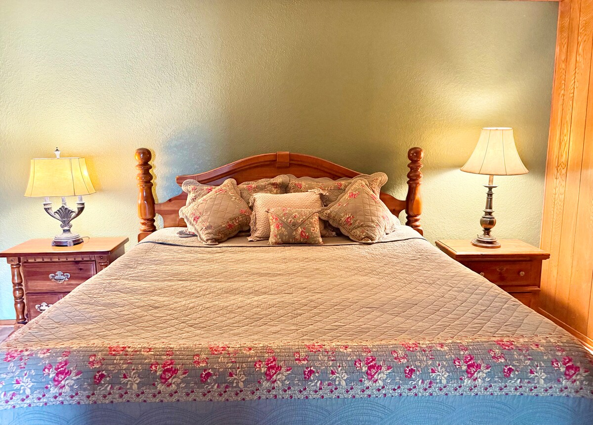 The LakeHouse at Twisted Oak - Houses for Rent in Mineola, Texas