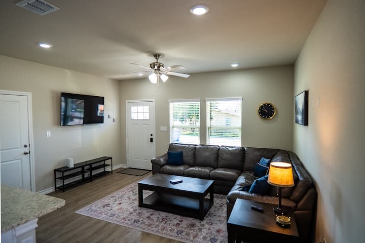 Modern Comfort In Seguin-3 Bed/2bath - Seguin, TX
