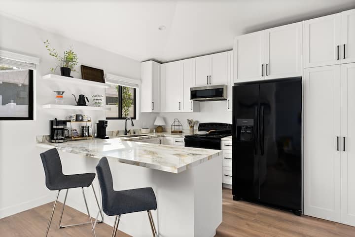 Modern Private Guesthouse W/ Full Kitchen - Burbank, CA