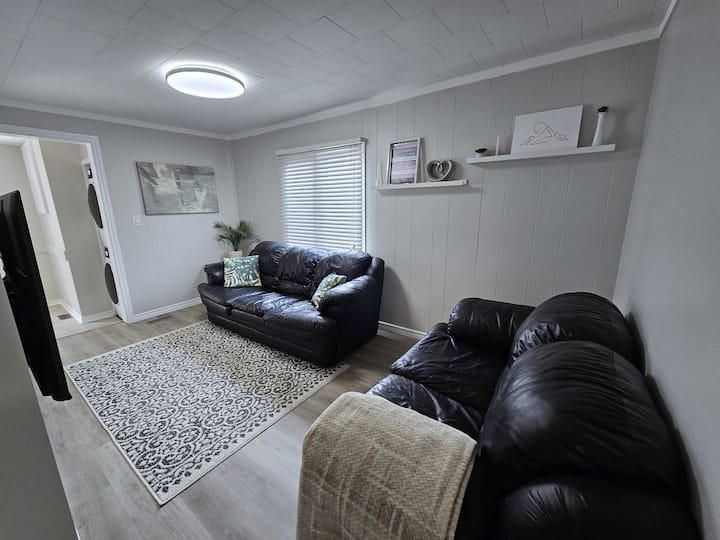 Downtown 6 Bedrooms –Ideal For Family & Work Crews - Kingston, Canadá