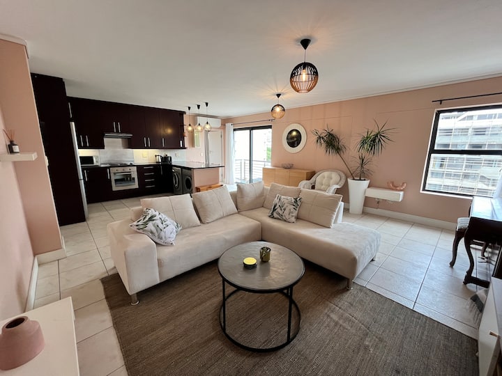 Bright, Secure Sea Point Flat - 1 Bed With Parking - Cape Town