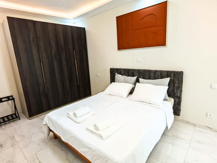 1 or 2 people = 1 bedroom. 
2 guests wanting 2 separate bedrooms = reservation for 3 guests. 
3/4 people = 2 bedrooms.