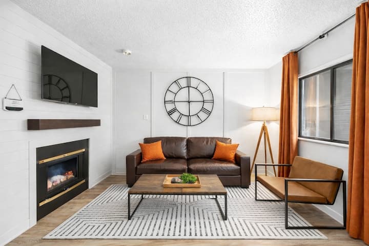 Romantic Downtown Condo W/heart Tub And Pool! - Gatlinburg, TN