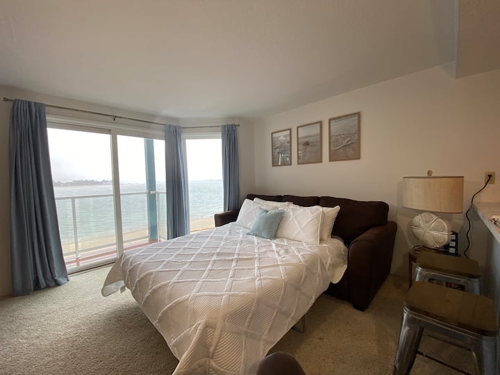 Bayfront Condo | Walk To Beach, Shops & Dining - Lincoln City, OR