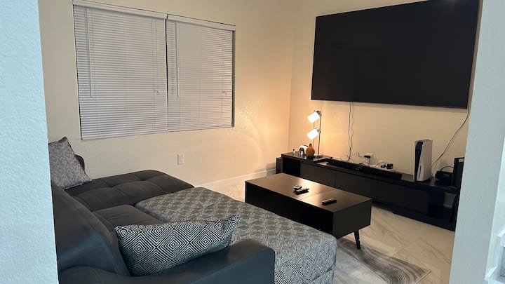Live With Gabriel - Private Room, Own Bathroom - Cayman Islands