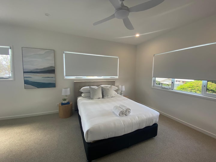 Duerma profundamente en un dormitorio luminoso con ropa de cama suave y acogedora.